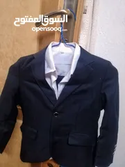  2 بدله للأطفال مع قميص لون ابيض  بحالة ممتازه