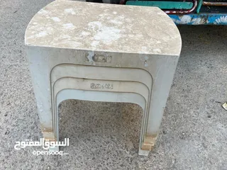  8 اربع طاولات بنية بلاستيك 2 بحالة ممتازة و2 يوجد كسر بسيط 11 كرس بني 4 كرسي سكني مع 4 طرابيزات  بحالة