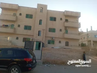  1 بناية استثمارية للبيع بسعر مغري بداعي السفر.. الزرقاء ..ضاحية مكة...مكونة من 6 شقق