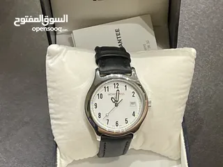  26 ساعة جلد سوداء أنيقة بتصميم كلاسيكي عصري، تجمع بين الفخامة والبساطة لتكمل أناقتك راقيه وحلوة جميلةة