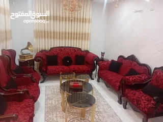  1 طقم كنب خشب  (خشب زان دمياطي )مستعمل للبيع 11 مقعد بحالة ممتازة بالإضافة إلى طقم طاولات