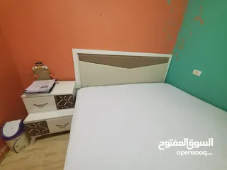  7 تحت مجوز 200*180 مع فرشة طبية مع 2 كومادينا وتواليت مع جرار وخزانة تحته ومرآة