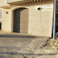  1 مخزن بمساحة 200 متر للبيع في واد القف