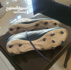  1 حذاء رياضي ماركة اديداس ملبوس لمرة واحدة فقط