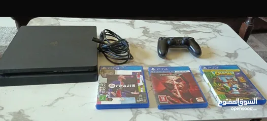  2 للبيع: PlayStation 4 Slim بحالة ممتازة + إيد أصلية + 15 لعبة.