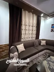  1 طقم كنب للبيع لون بني وبيج استعمال بسيط مع الطاولات والبرداي