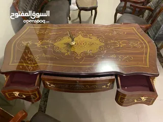  17 مكتب بايوه كلاسيكي فاخر من الخشب الزان الاحمر مطعم بنحاس من كل تجاه 3درج ومتوفر جميع مشتملاته