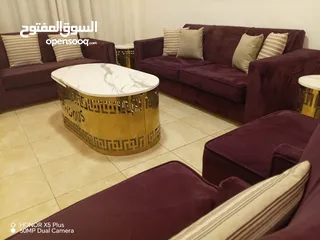  7 جلسة فاخرة بتصميم عصري وألوان ملكية! طقم كنب متكامل باللون العنابي الغني، قماش مخملي ناعم ومريح