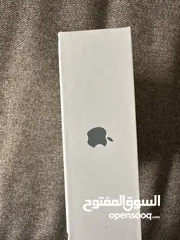  3 سماعات Airpods 2 مستخدمه بحاله الوكالة مع كرتونتها وشاحنها