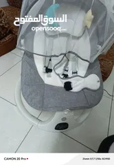  1 سرير بيبي لون زهري و  هزاز كهربائي