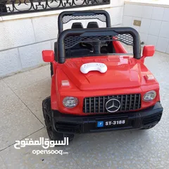  2 سيارة كهربائية على الشحن مع ريموت. بحالة ممتازة..