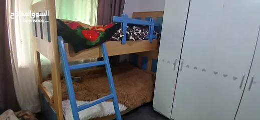  12 تخت بيبي جونيور وتخت طابقين وخزانة اربع ظرفات للبيع