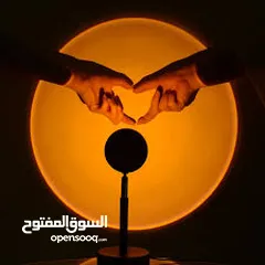  3 برجكتور  منظر  ديكور اضاءه انعكاس  ضوء غروب الشمس او القمر على الجدران و التبديل الى 6 الوان مختلفه