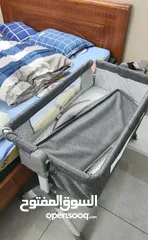  3 سرير أطفال مميز وعصري تصميم ثابت وآمن مع عجلات لسهولة التحريك والتثبيت مزود بشبك واقٍ