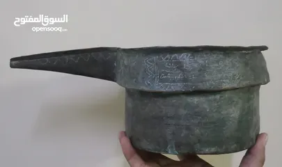  1 قطعة اثرية تراثية نادرة  وعاء نحاسي قديم، منقوش باسم الصانع: "عمل محمد بن سعيد بن جميعة"