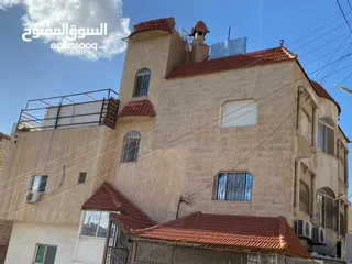  1 منزل بيت للبيع او للاستثمار مع إمكانية البناء على السطح