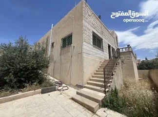  1 بيت بسعر شقة - بسعر مغري.. الزرقاء-الزواهره-حي جبر ، يوجد فيه بلكونه و حديقة ، التواصل للجادين فقط