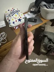  2 آيفون 13 برو بحالة وكاله مع شحن الأصلي مساحة 256 جيجا  بطارية 78٪؜ استعمال 3 سنين وارد كندي