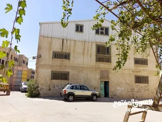  4 للبيع مجمع تجاري مكون من ستة أبواب مع سدد وشقتين سكنيات فوق المحلات وقبو واسع طابقين مع امكانية التع