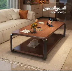  1 طاولة وسط عصرية تضيف لمسة فخامة لبيتك سطح خشبي بلون جوزي دافئ مع إطار معدني أسود أنيق