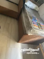  1 تخت مفرد غرفة نوم مفرد نظيف وشبه جديد