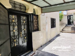  5 منزل للبيع مرخص مساحة البناء 155، عليه نص دونم