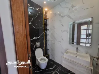  5 شقة فاخرة للبيع في عمان - ام السماق - طابق ثالث مع روف