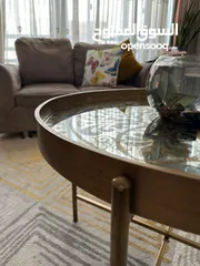  2 طاولتين خشب قاعده حديد من Ashley للبيع بسعر مغري مستعمل استعمال بسيط طاولتين خشب قاعده حديد