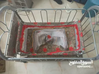 3 تخت عدد 2تخت صغير وتتخت كبير  وناموسيه بصلاه ع النبي بجنن مشاء الله