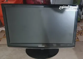  1 كمبيوتر مع شاشه