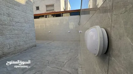  12 Well-Maintained Villa in Umm Al Summaq / فيلا بحالة ممتازة في أم السماق