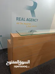 7 اثاث مكتبي متكامل للبيع  بسعر مغري جداً والبيع مستعجل