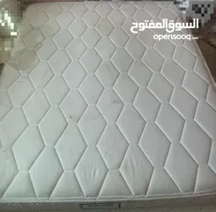 3 فرشة زمبركيه بحالة جيده صحيح فيها طبع عصير ولكن بحالة الوكالة   العرض 181 m طول 200 m
