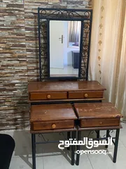  1 تسريحة مع مراي وكوميدينا عدد 2 للبيع خشب