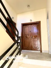  5 شقة الأحلام في أم أذينة الغربية – خصوصية، إطلالات، وأناقة بلا حدود