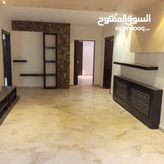  15 خلدا ـ شقه ارضيه فارغه للايجار ـ 200 متر داخلي  200 متر خارجي + حديقه مشجره - كراج خاص