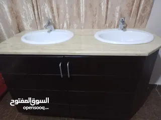  2 مغسلتين جنب بعض خز مع خزانه خزانه لاتيه قشره بلوط بطاريات ايطالي