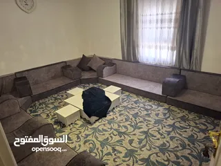  2 غرفه قعده شبه جديده للبيع مساند وسجاد وفرش وركايات