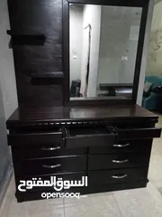  2 تسريحة مع مرآة حجم كبير تفصيل خشب لاتية18 مقشط زان قشرة بلوط بحالة ممتازة جدا / يوجد فيها أدراج مخفي