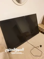  1 شاشة سامسونج عادىه مو سمارت