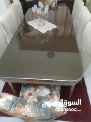  5 طاولة سفرة مع 8 كراسي  مع درسوار  وعليھم زجاج حماية سميك