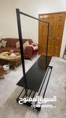  2 علاقة ملابس مع رف لوضع الملابس وقاعدة لوضع الاحذية مصنوعة من حديد متين.