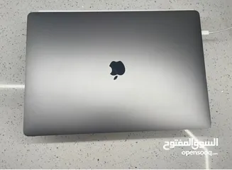  1 MacBook Pro 16" insh