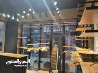  1 محل تجاري / 3 واجهات زجاج / ديكور جاهز / غرفتين غيار /