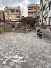  1 عماره ثلاث طوابق + حوش كبير + بئر ماء  حي الحسين مقابل مدارس ارض العز بالقرب من مخابز يوسف فرح
