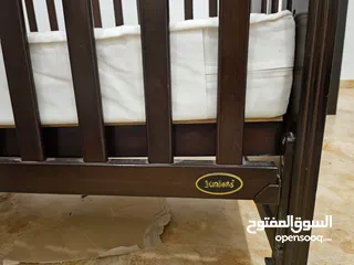  1 سرير اطفال شبه جديد