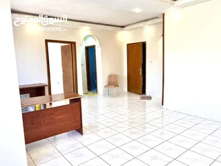  2 ‏مكتب سوبر تجاري في شارع الجاردنز