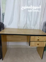  3 مكتب وخزانه وكراسي للبيع