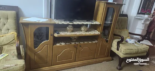  1 خزانة تلفزيون نضيفه لون عسلي