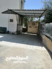  6 منزل للبيع مكون من اربع غرف وصالة وثلاث حمامات وبيرين ماء وجورة امتصصيه
